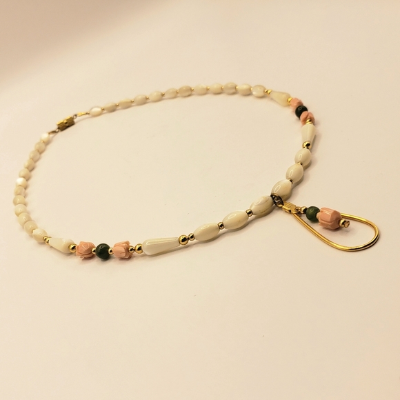 Very Pretty Mother of Pearl Oval Beaded Necklace With Rose and Jade Beads - Picture 3 of 9